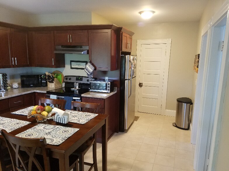 Building Photo - 187 County St