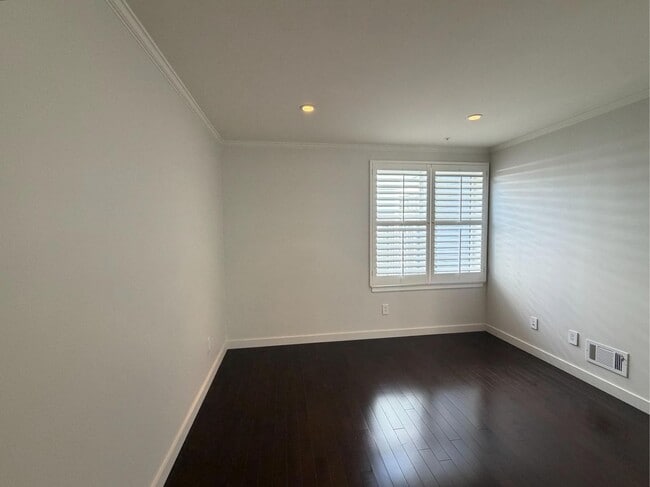 Building Photo - Luxury Pacific Heights 3BD/2.5BA with Private Rooftop Deck