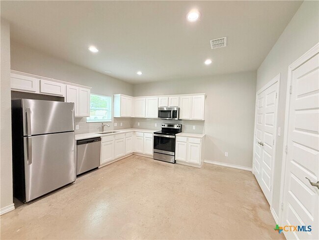 Building Photo - 611 E Martindale St
