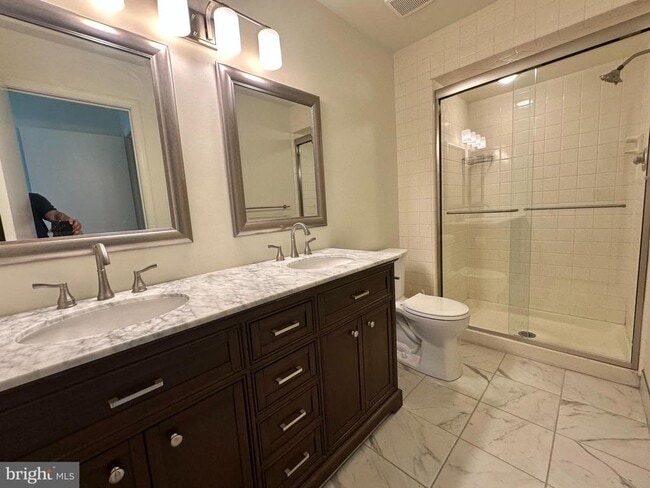 Building Photo - 560 Foxwood Ln