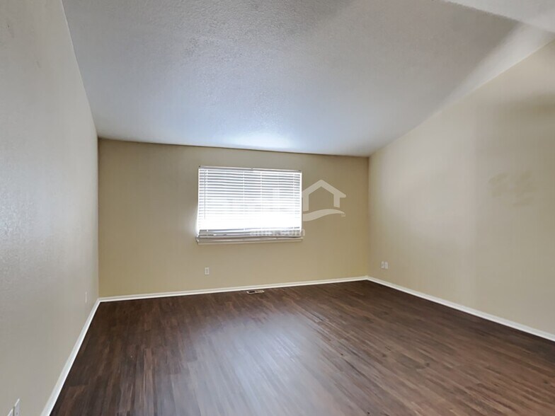 Building Photo - 13985 Elm St