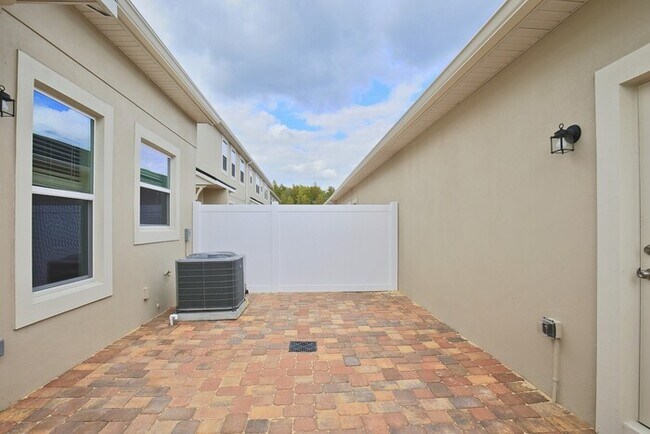 Building Photo - Beautifully Appointment 3/2 Modern Townhom...