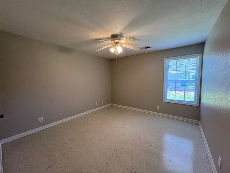 Building Photo - 9063 Pembroke Oak Grove Rd