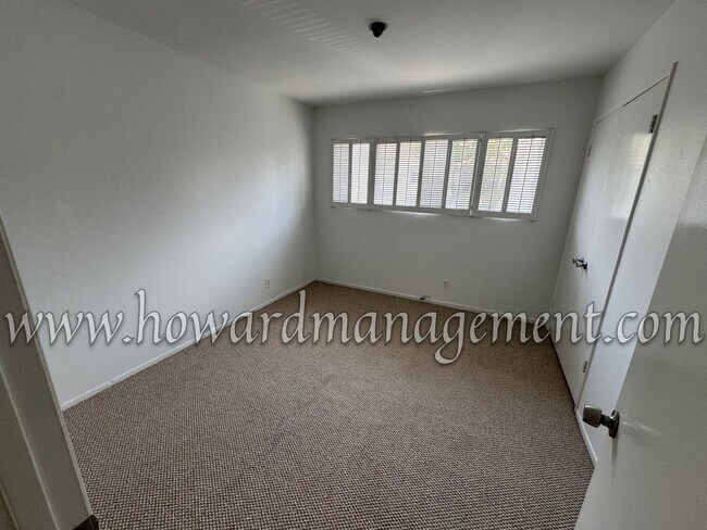 Building Photo - 3 Bedroom 2 Bathroom Condo in the Desirabl...
