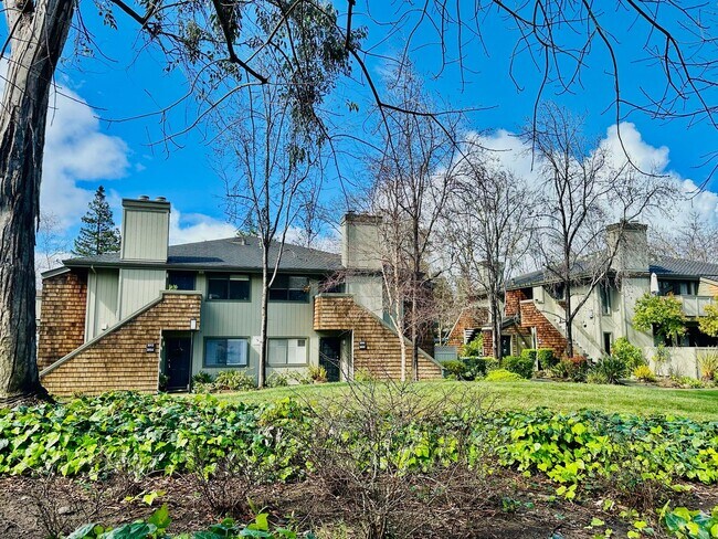 Building Photo - One Bedroom in a Great Community, Excellent Location, with a Pool!