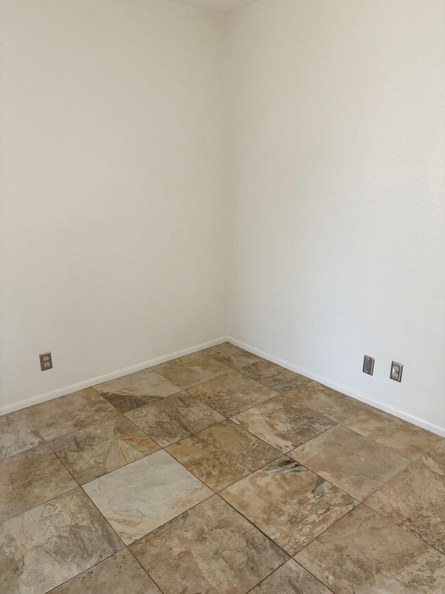 Building Photo - **Excellent 3br/2ba/2garage HOUSE (EXTENSI...