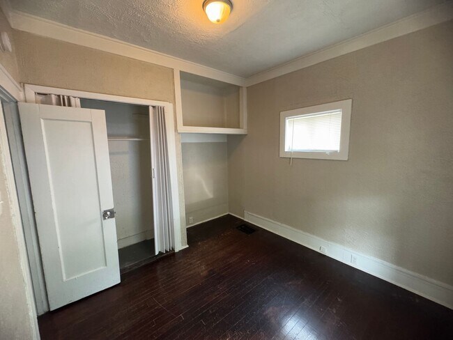 Building Photo - 2 bedroom Rock Island Home for Rent