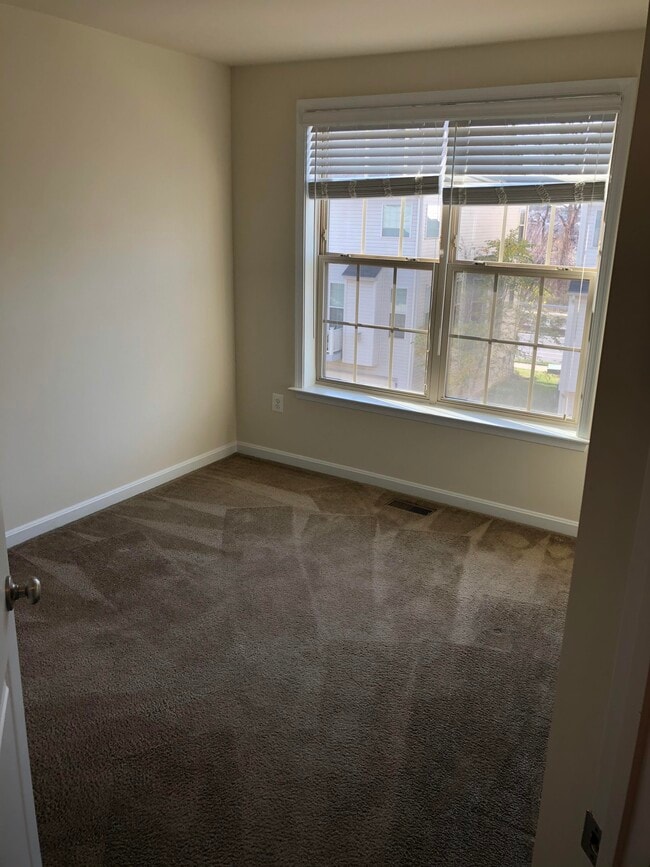 third floor bedroom - 9814 Smithview Pl