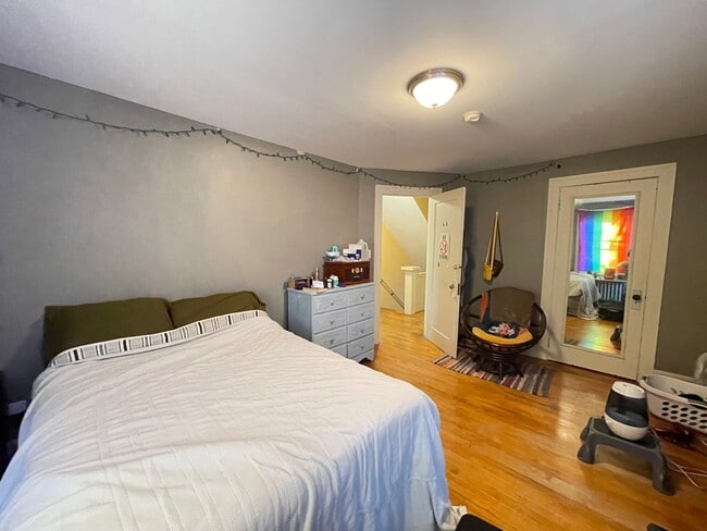 Building Photo - AVAILABLE JUNE - Spacious 6 Bed 1.5 Bath Home near Campus