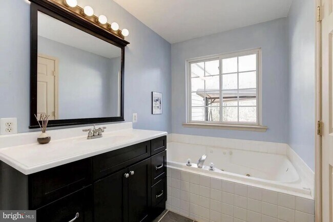 Building Photo - 208 Goldsborough Dr