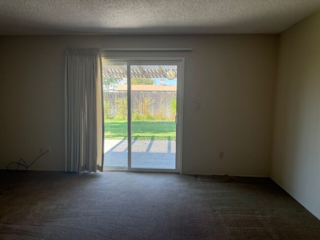 Building Photo - 2520 Oakwood Dr