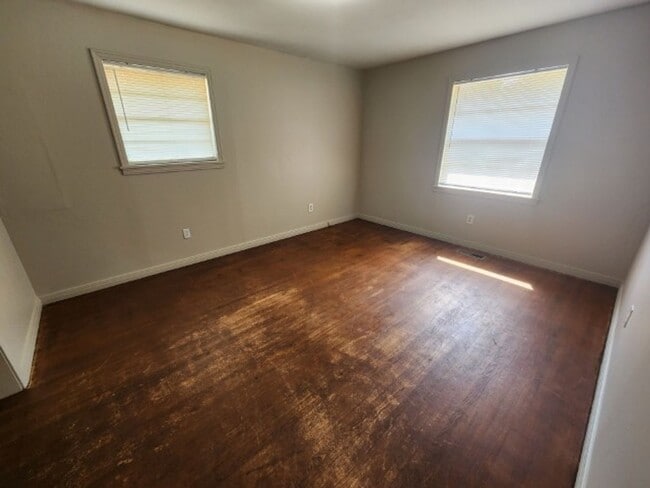 Building Photo - 104 Valley View Dr