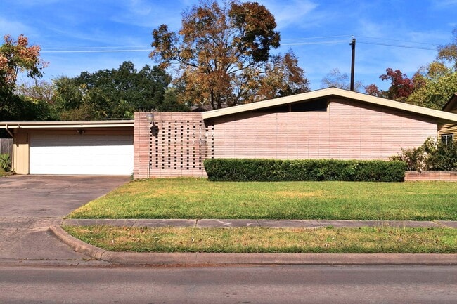Building Photo - 5126 Beechnut St
