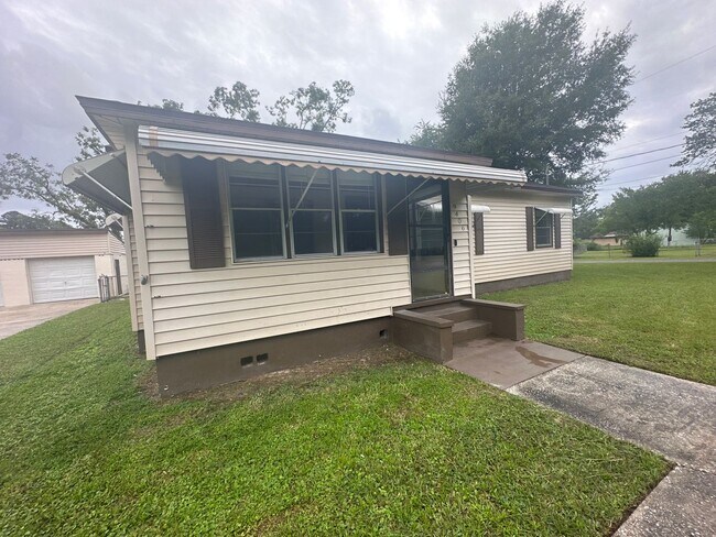 Building Photo - Crystal Springs, Country Home, Large Lot a...