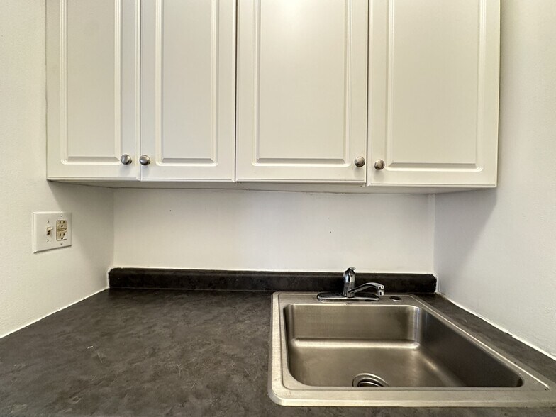 Building Photo - 2405 W Wilson Ave