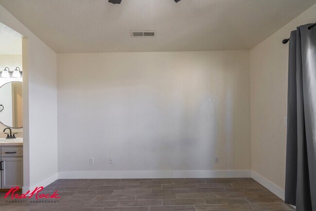 Building Photo - Small Dog Friendly! 3 Bedroom Single-Level...