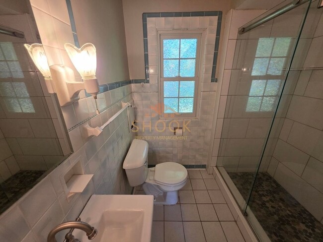 Building Photo - Cozy 3 BR Home Close to Campus and the Res...