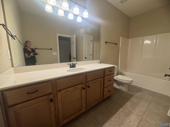 Building Photo - 208 Treetop Dr SE