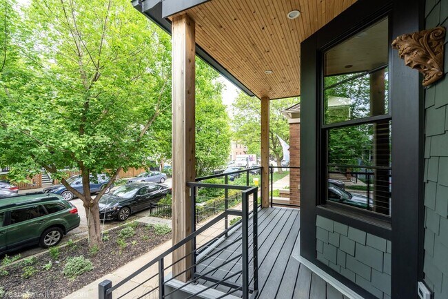 Building Photo - 2041 W Cuyler Ave