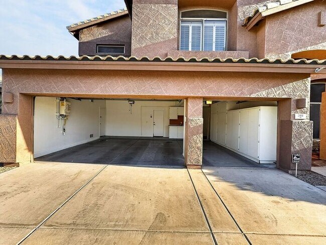 Building Photo - Charming 4 Bedrooms/ 3.5 Bath Home in Desirable Fox Crossing!!