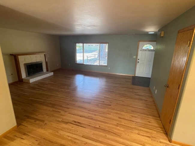 Building Photo - 3 Bedroom Home in College Hill Neighborhood