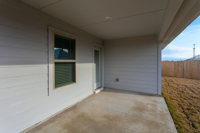 Building Photo - 3 Bedroom 2 bath with Home Office and 2 ca...