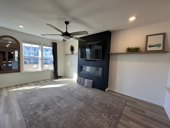 Building Photo - Tri-level Townhome in Foxbank Plantation