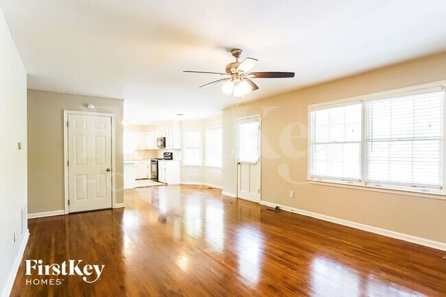 Building Photo - 2204 Lynncrest Ln