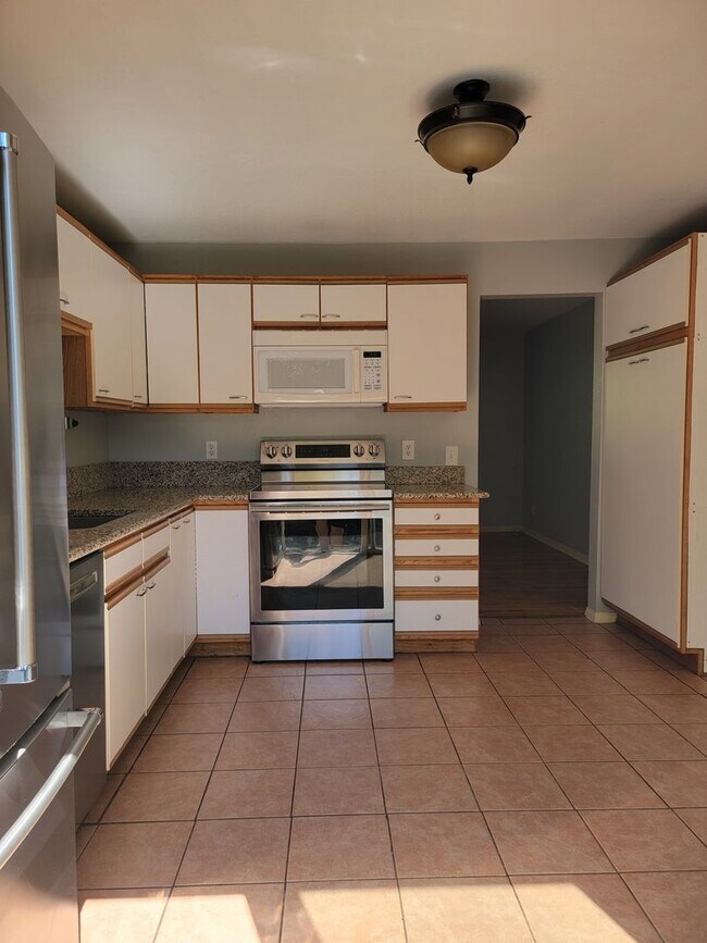 Building Photo - Charming 3 Bed, 1 Bath House with Fenced Yard, Bonus Room and Close to Willamette Park !