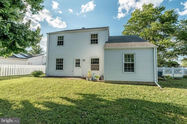 Building Photo - 10 Honey Locust Ln