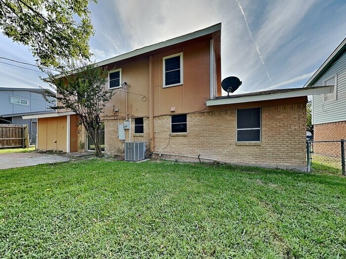 Building Photo - 2423 Mark Dr