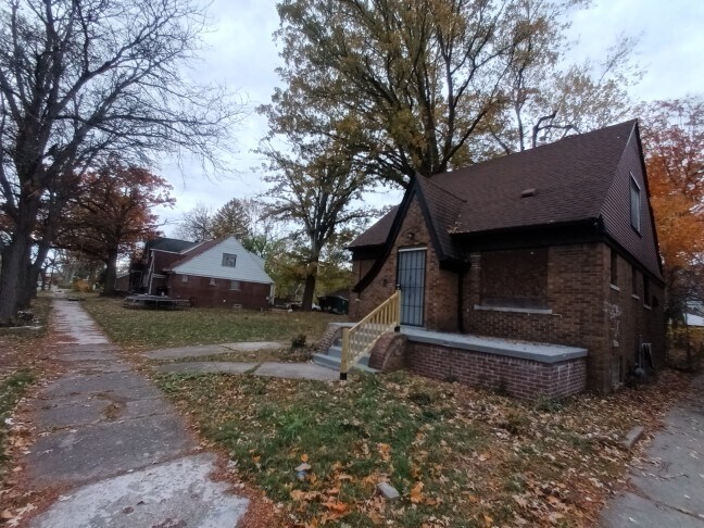 Building Photo - 15857 Evanston St