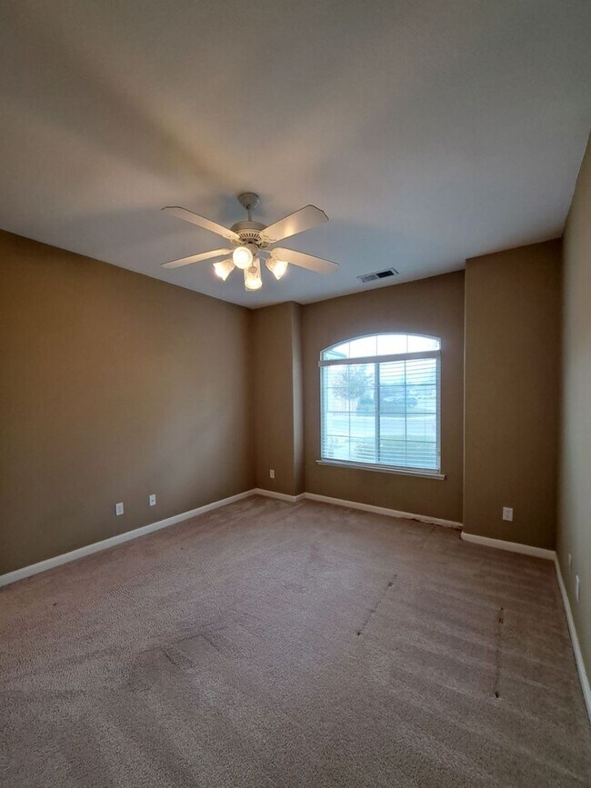 Building Photo - Gorgeous Fresno Residence with Premium Fin...