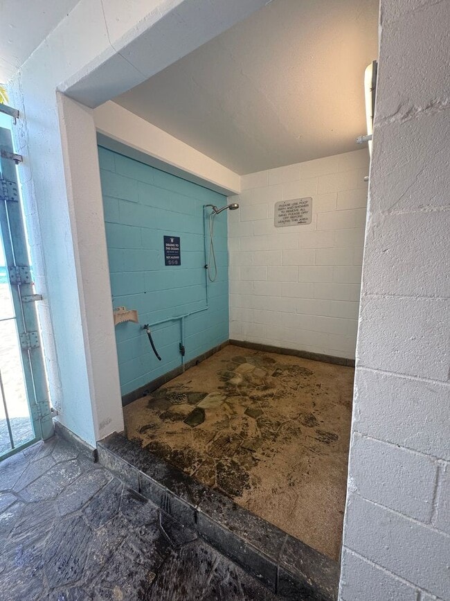 Building Photo - Oceanfront 1 Bedroom, 1 Bath - Makaha Beach Cabanas (Unfurnished)