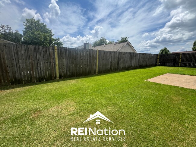 Building Photo - Move-In Ready 3BR/2BA Home in 38133 - Hardwood Floors & Great Storage