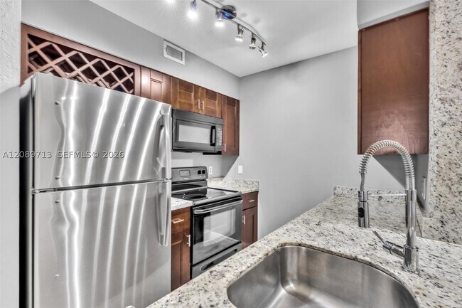 Building Photo - 2811 N Oakland Forest Dr