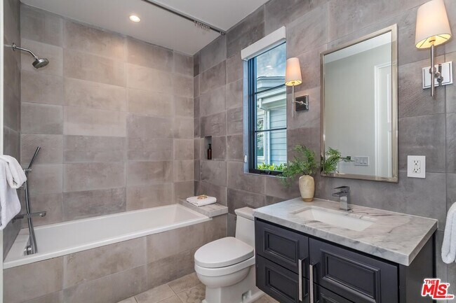 Building Photo - 820 N Vista St