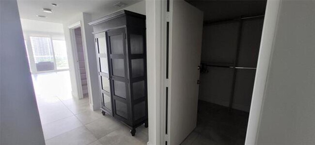 Building Photo - 2600 Island Blvd