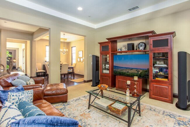 Building Photo - Large 5 bed / 5 bath Tuscan Style Home on ...