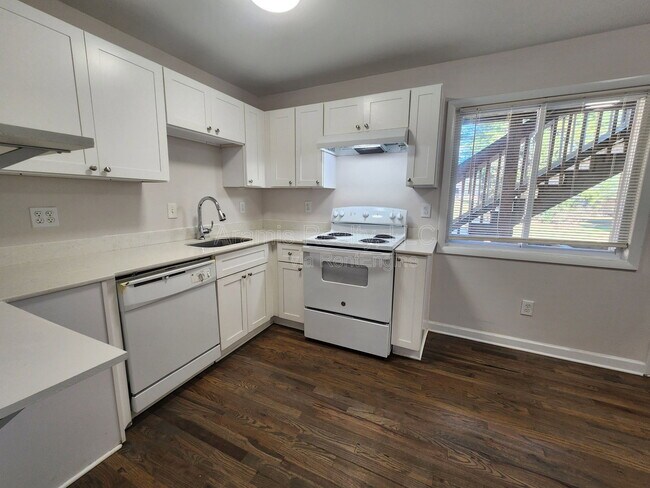 Building Photo - 1651 Line Cir