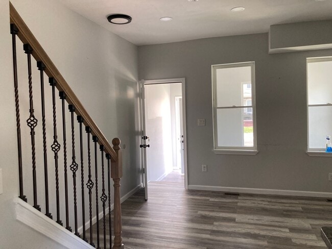 Building Photo - Fully renovated 3 bedroom, 2.5 bathroom en...