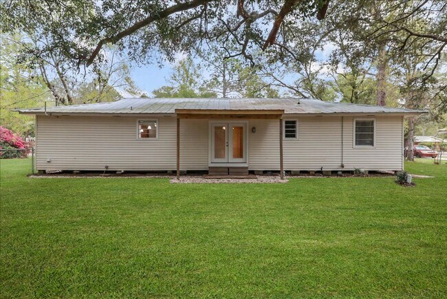 Building Photo - Completely Renovated 3 Bed 2 Bath home with HUGE fenced yard & shed