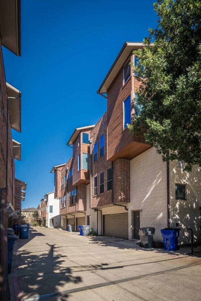 Building Photo - Henderson Ave Townhome with Rooftop Skyline Views