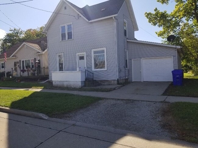 Primary Photo - 707 E 9th St