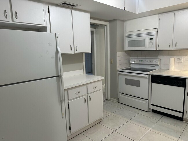 Building Photo - 3212 Strawflower Way