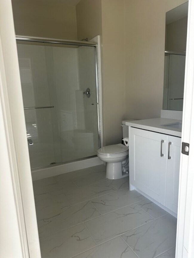 Building Photo - SPACIOUS 3 BEDROOM 3.5 BATH TRI-STORY TOWNHOME