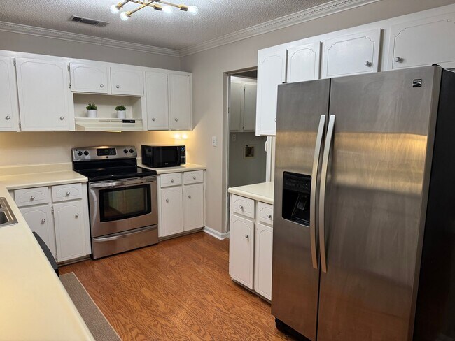 Building Photo - 2 bedroom Townhouse