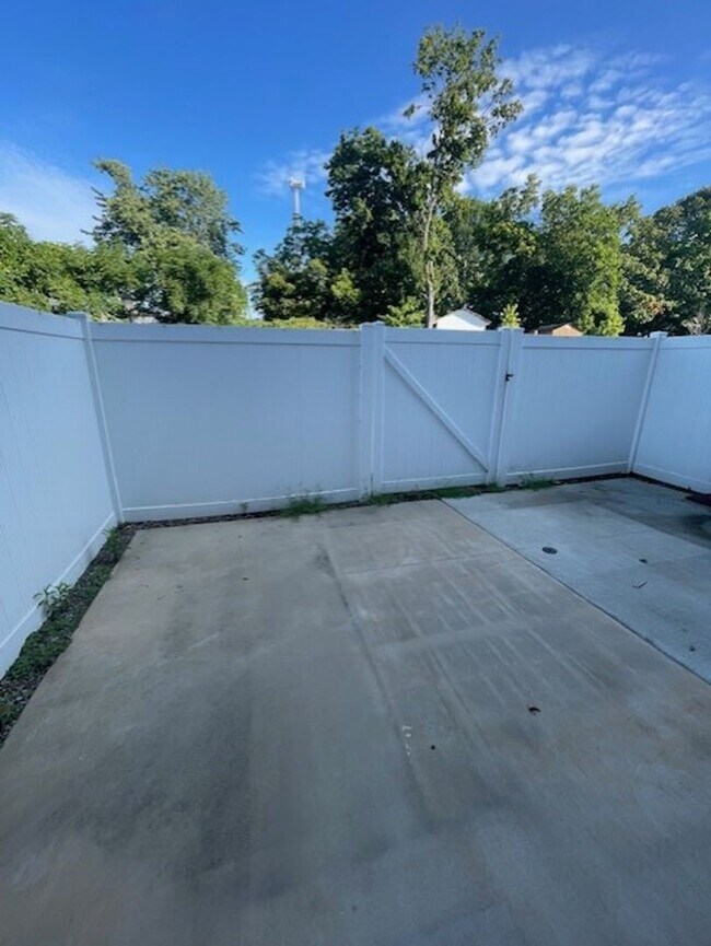Building Photo - DogwoodVillageTRL108