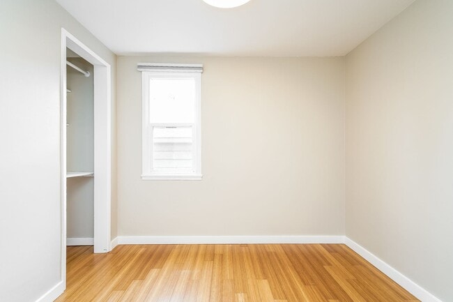 Building Photo - Inviting 3bed Seattle Home with Garage, Yard, and Parking!