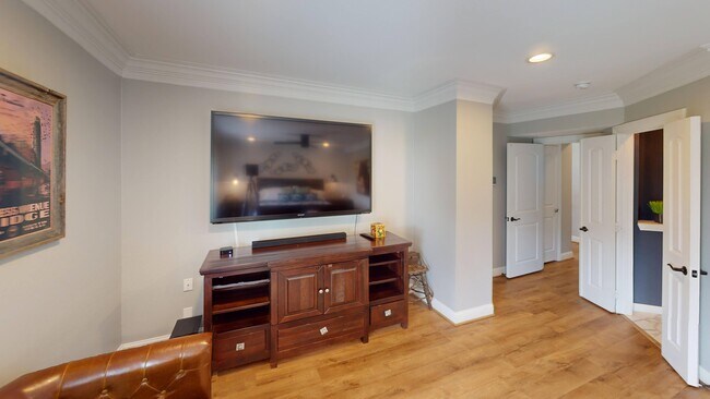 Building Photo - 430 Peninsula Dr